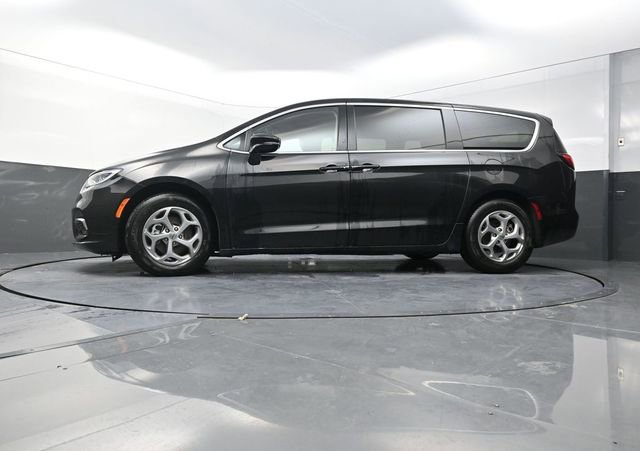 Used 2024 Chrysler Pacifica Limited image 32