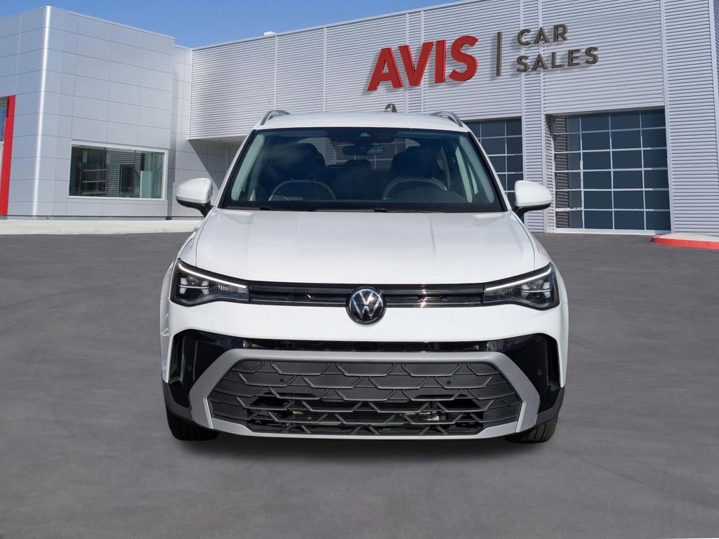 Used 2025 Volkswagen Taos SE image 2