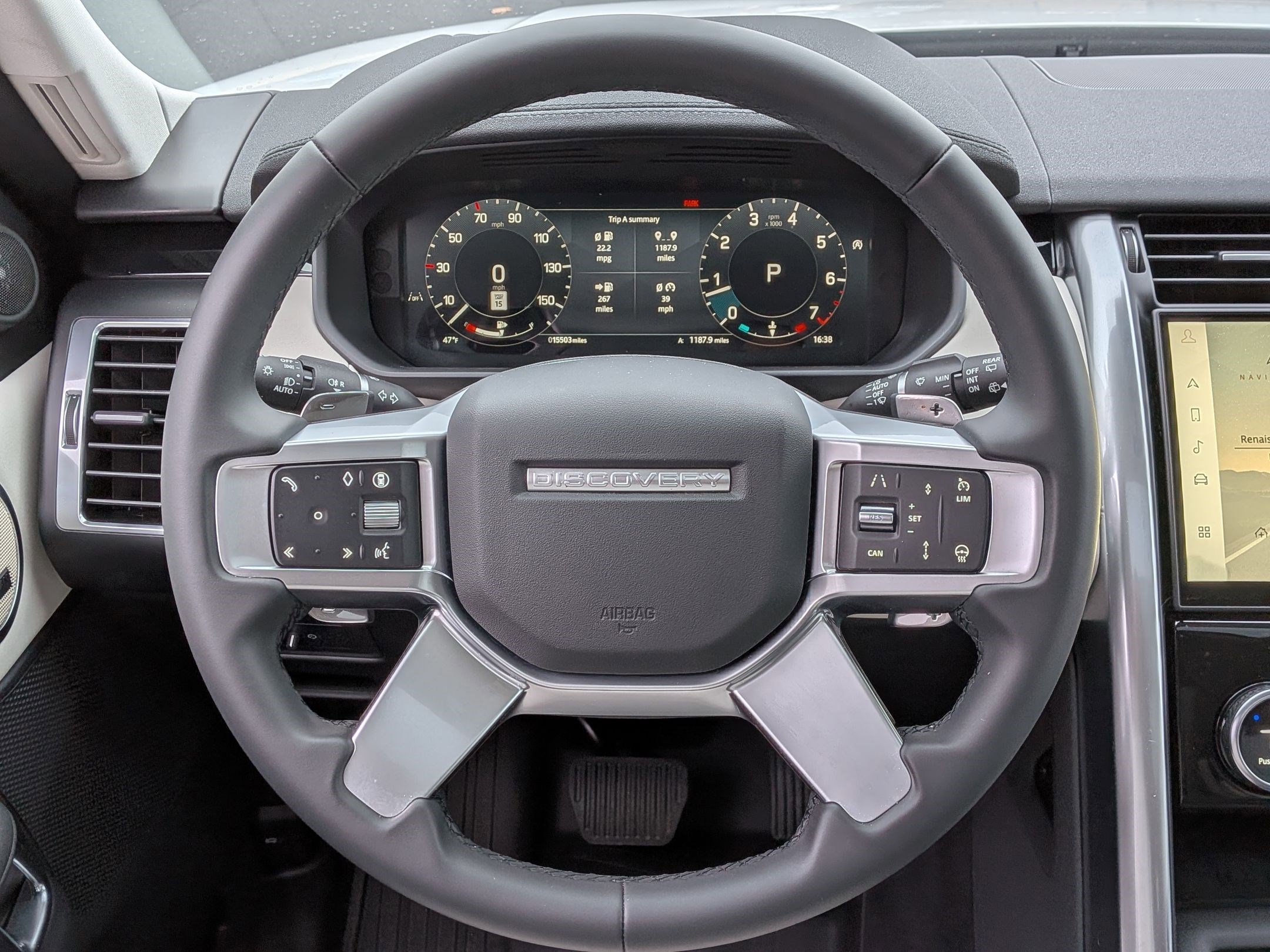 Used 2024 Land Rover Discovery S image 14