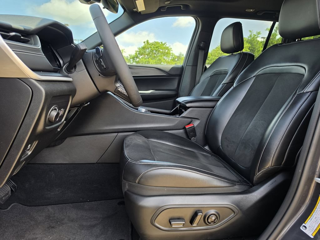 Used 2023 Jeep Grand Cherokee Altitude RWD image 15
