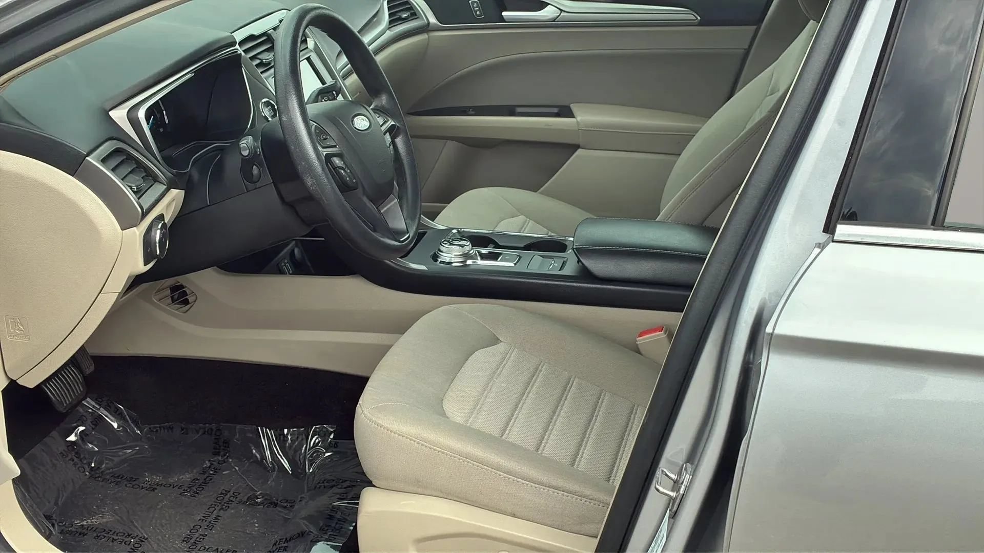 Used 2020 Ford Fusion SE FWD image 9