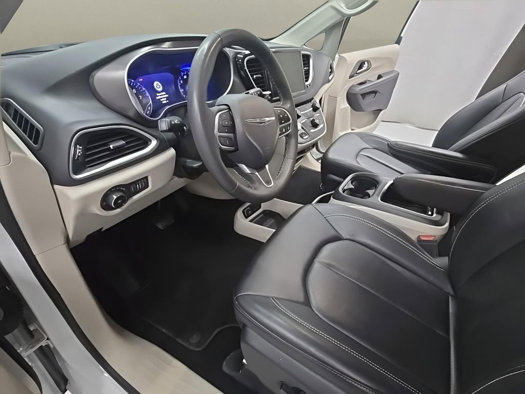 Used 2024 Chrysler Pacifica Touring-L image 12