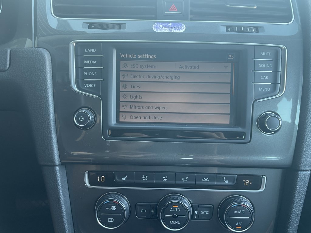 Used 2016 Volkswagen e-Golf SE w/ DC Fast Charging Package image 28