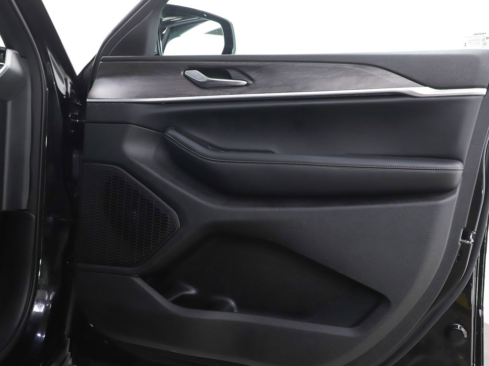 Used 2025 Jeep Grand Cherokee L Limited w/ Black Appearance Package image 9