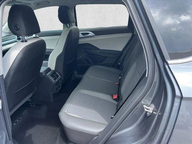 Used 2025 Volkswagen Taos SE FWD image 16