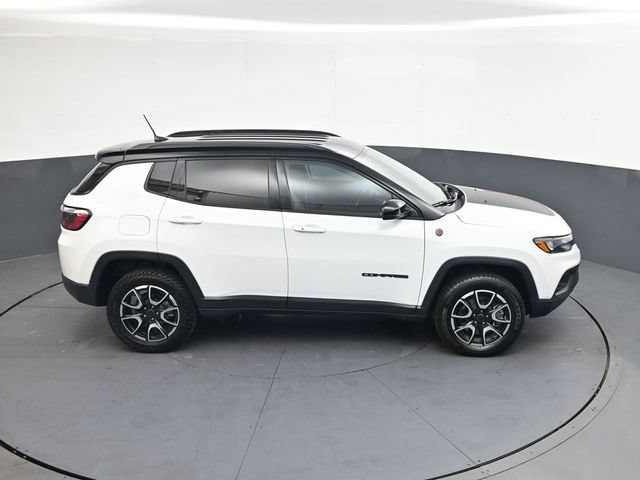 Used 2025 Jeep Compass Trailhawk AWD/4WD image 23