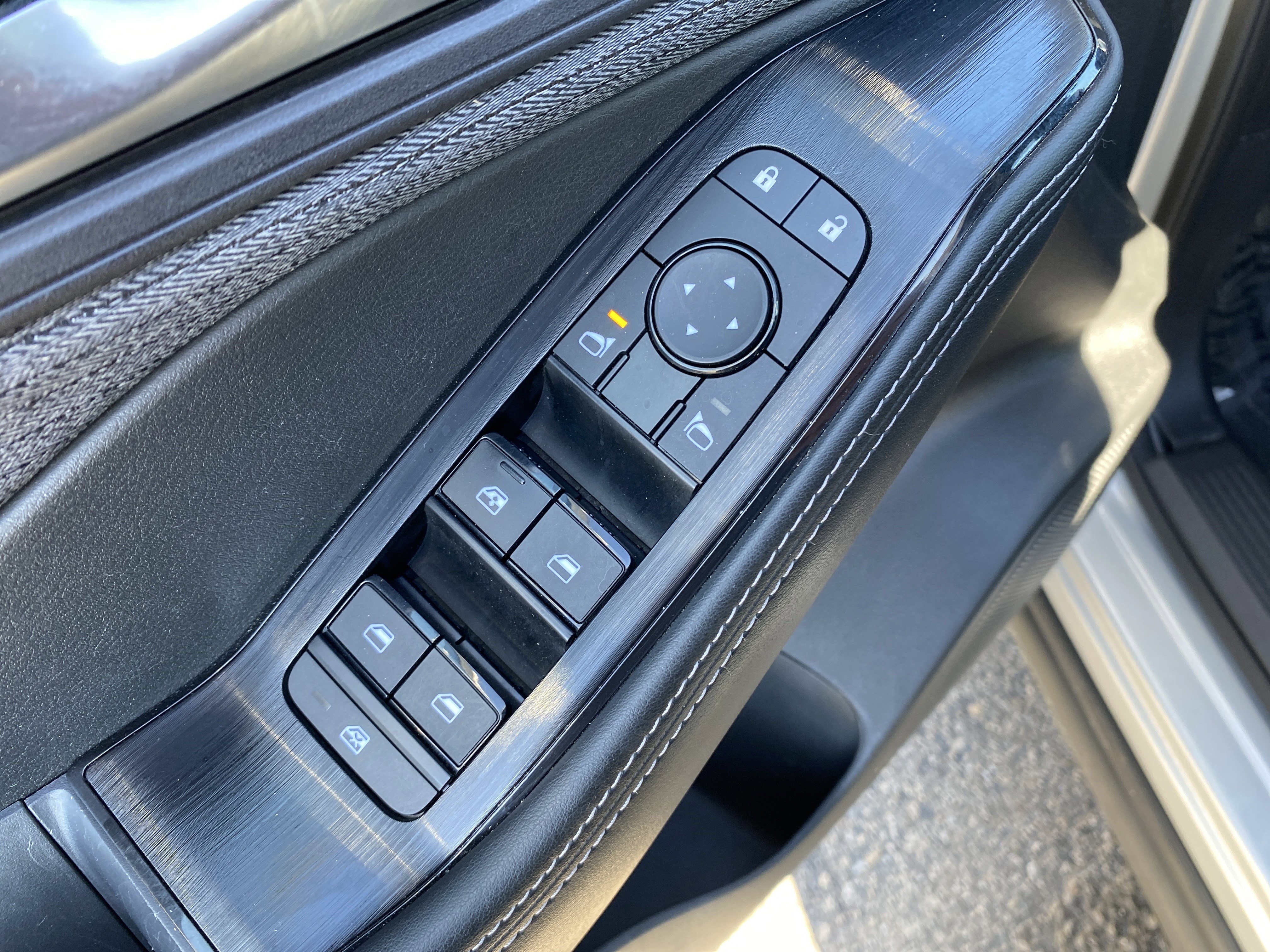 Used 2023 Nissan Rogue SV image 18