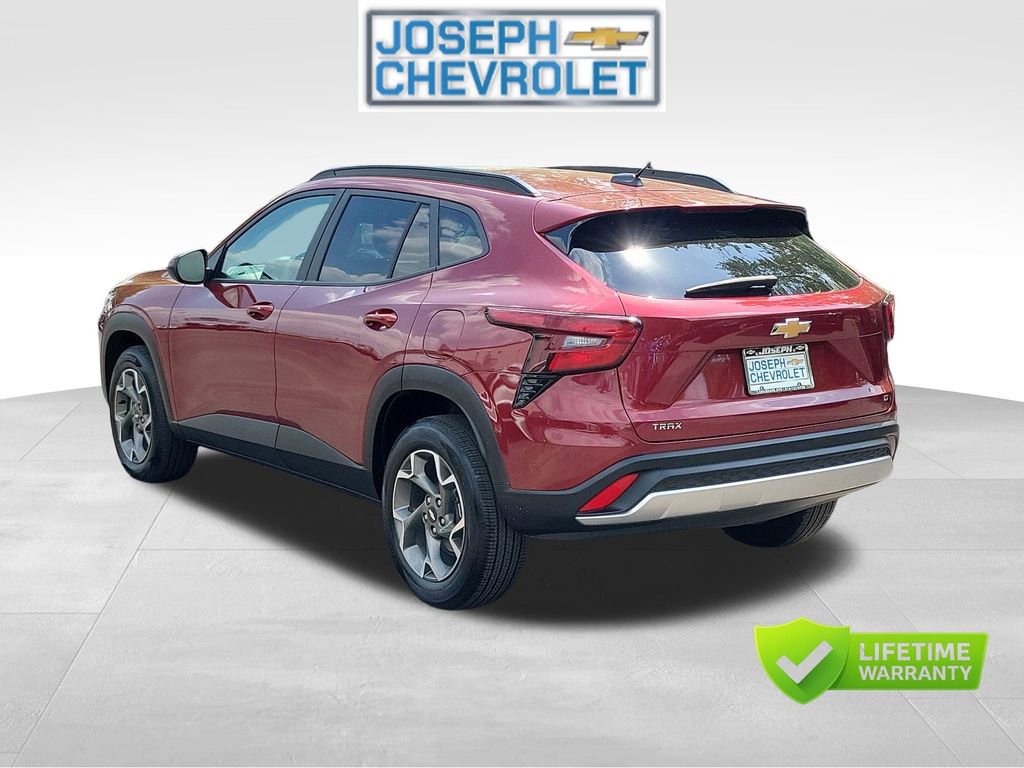 Used 2025 Chevrolet Trax LT w/ LT Convenience Package FWD image 3