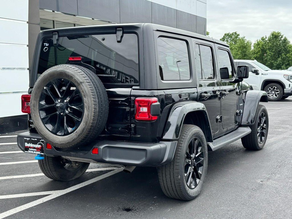 Used 2023 Jeep Wrangler Unlimited Sahara AWD/4WD image 4
