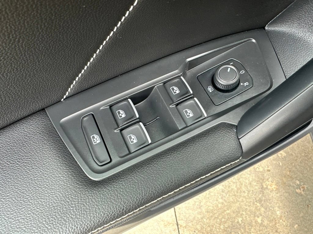 Used 2023 Volkswagen Tiguan SE w/ Panoramic Sunroof Package AWD/4WD image 17