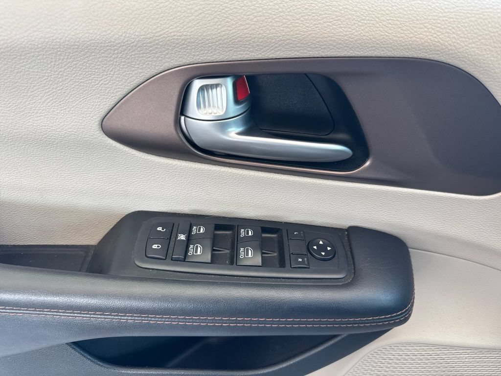 Used 2018 Chrysler Pacifica Touring-L Plus FWD image 10