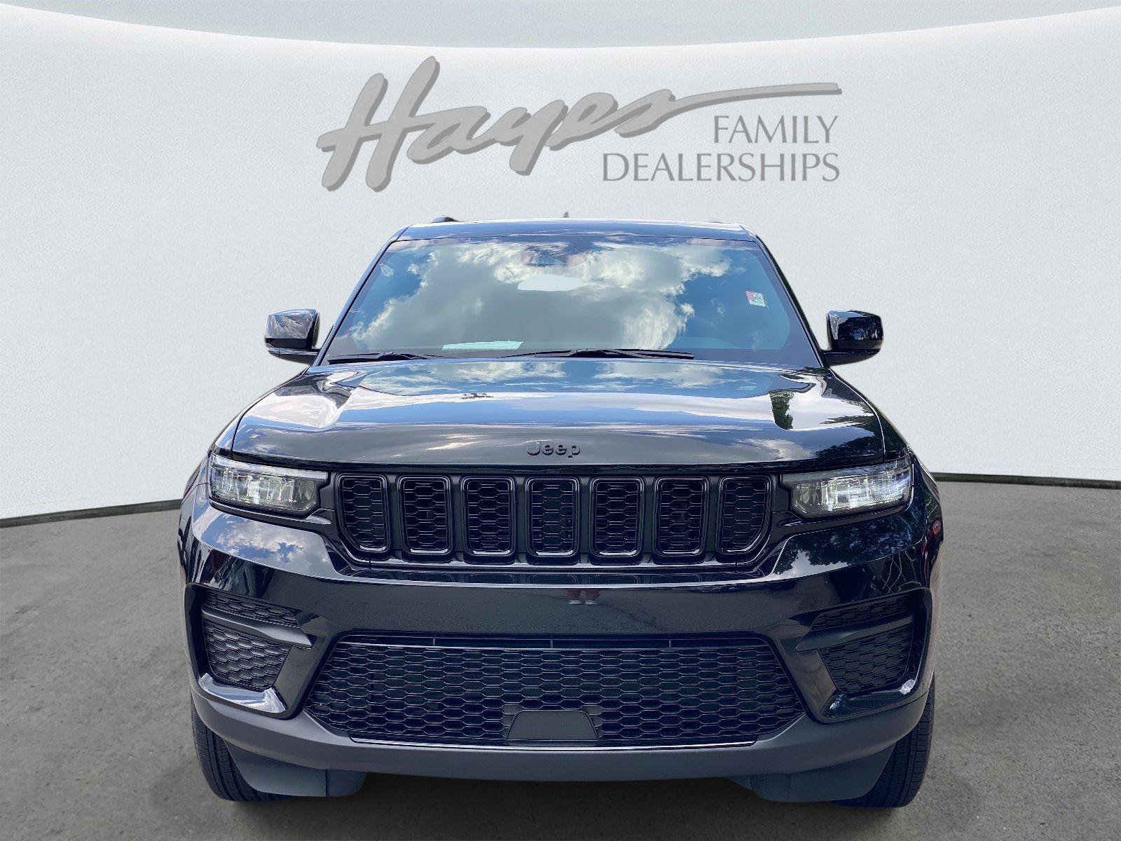 Used 2024 Jeep Grand Cherokee Altitude RWD image 10
