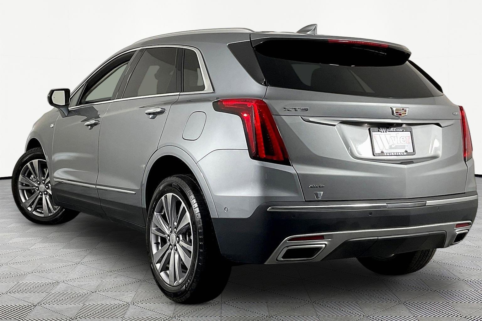 Used 2025 Cadillac XT5 Premium Luxury w/ Technology Package AWD/4WD image 4