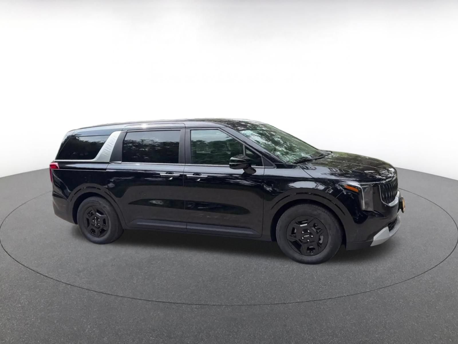 Used 2026 Kia Carnival FWD image 2