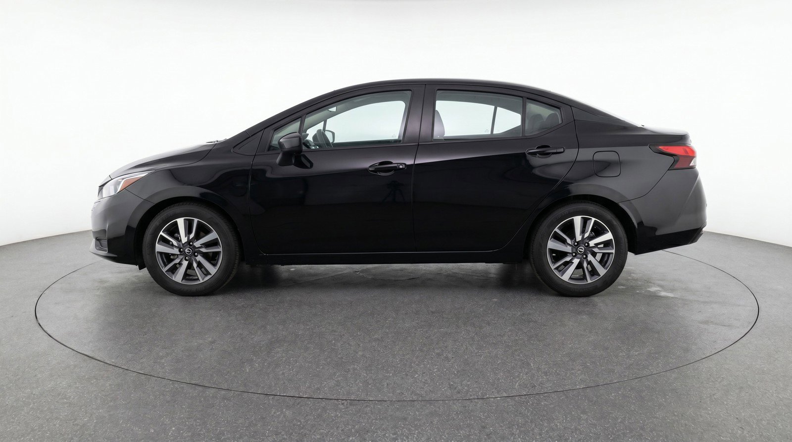 Used 2025 Nissan Versa SV image 5