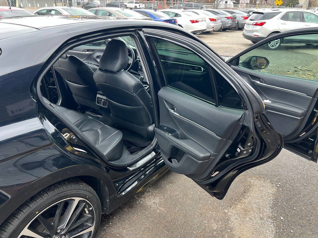 Used 2018 Toyota Camry XSE image 15