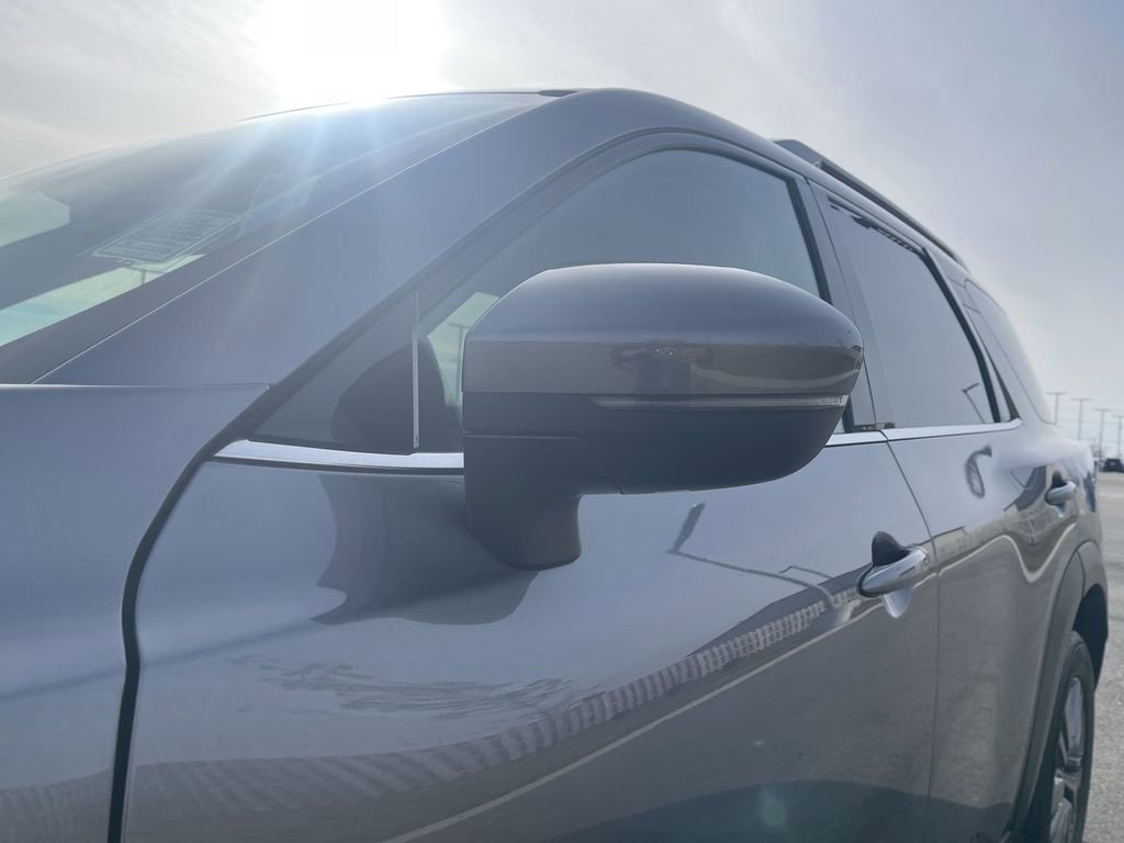 Used 2025 Nissan Pathfinder SV image 11