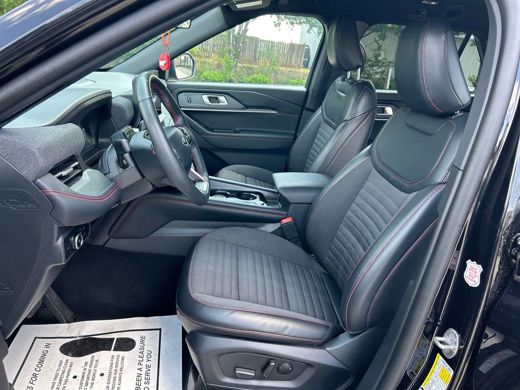 Used 2025 Ford Explorer ST-Line w/ ST-Line Street Pack AWD/4WD image 11