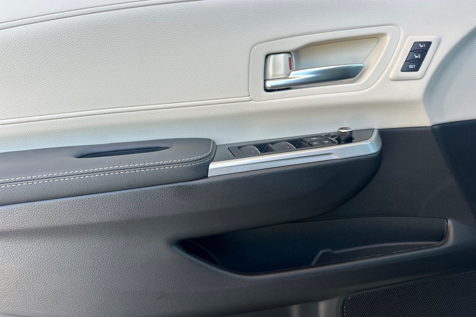 New 2026 Toyota Sienna Limited FWD image 12