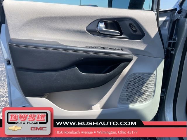 Used 2024 Chrysler Pacifica Touring-L FWD image 17