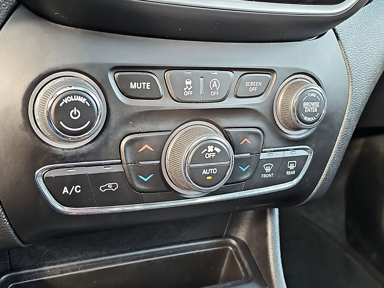 Used 2022 Jeep Cherokee Limited image 17