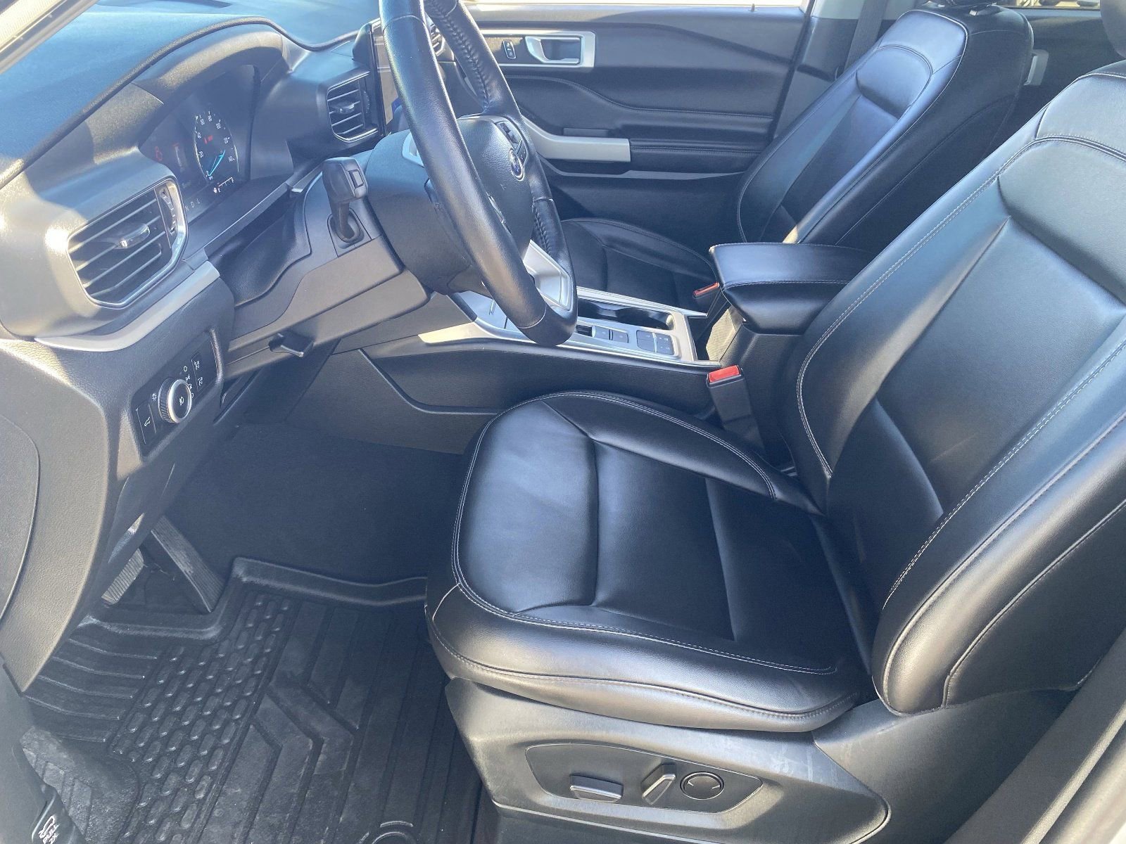 Used 2023 Ford Explorer XLT w/ Equipment Group 202A RWD image 19