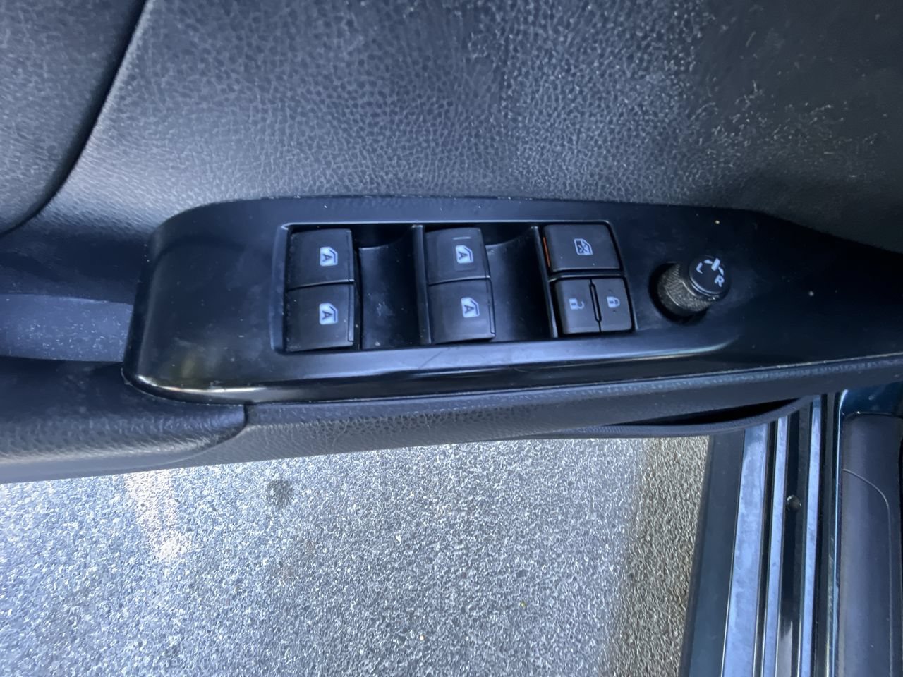 Used 2018 Toyota Camry LE FWD image 4