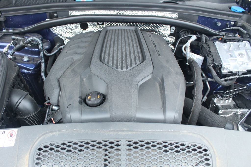 Certified 2024 Porsche Macan image 16