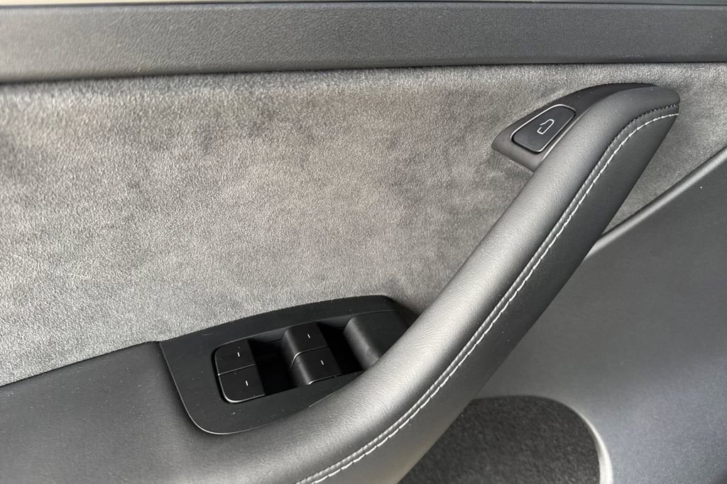 Used 2025 Tesla Model Y Performance image 10