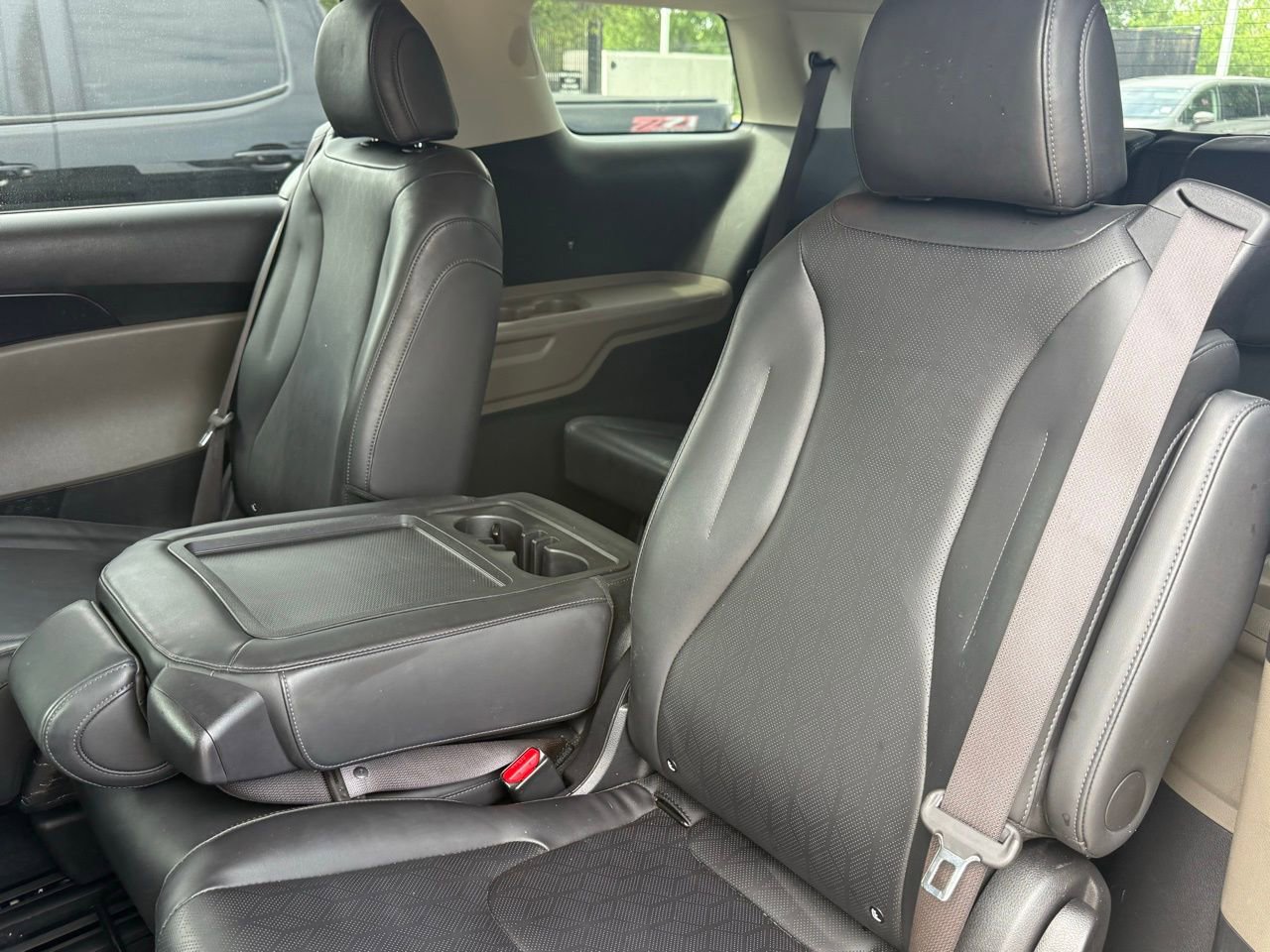 Used 2025 Kia Carnival image 4