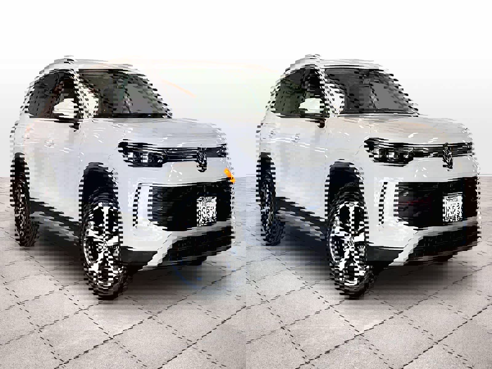 Used 2025 Volkswagen Tiguan SE image 2