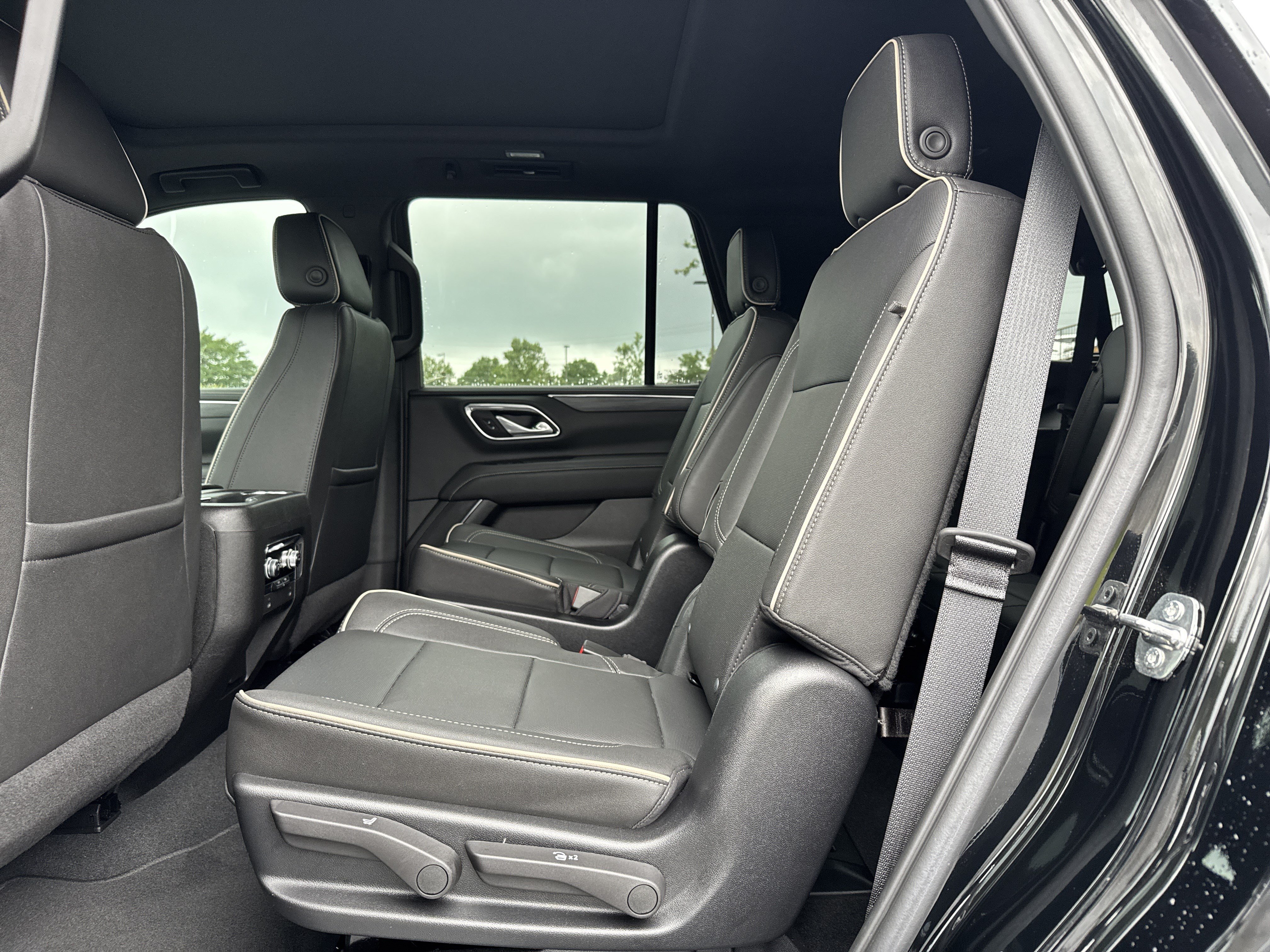 Used 2023 GMC Yukon SLT AWD/4WD image 32
