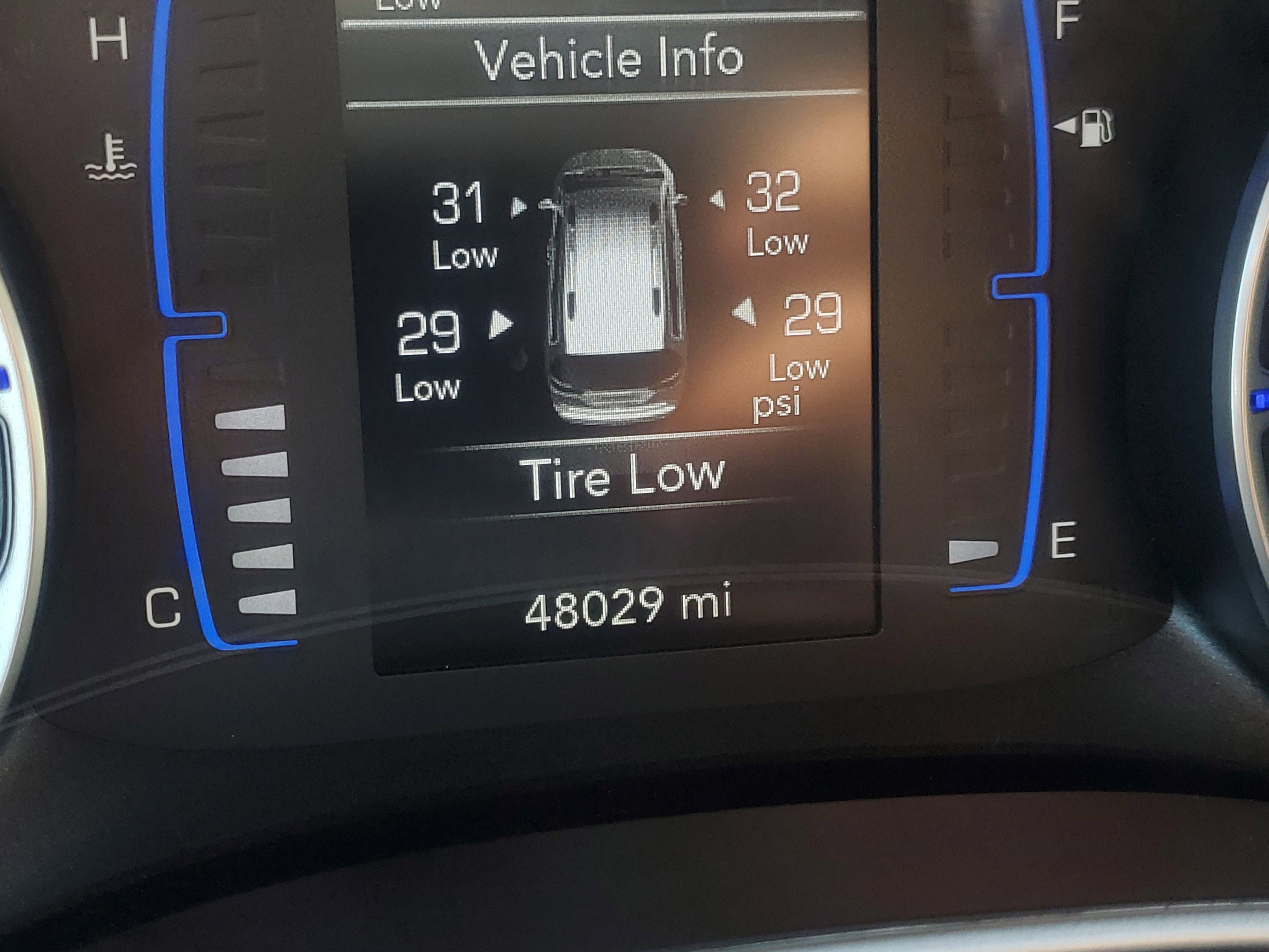 Used 2022 Chrysler Voyager LX image 24