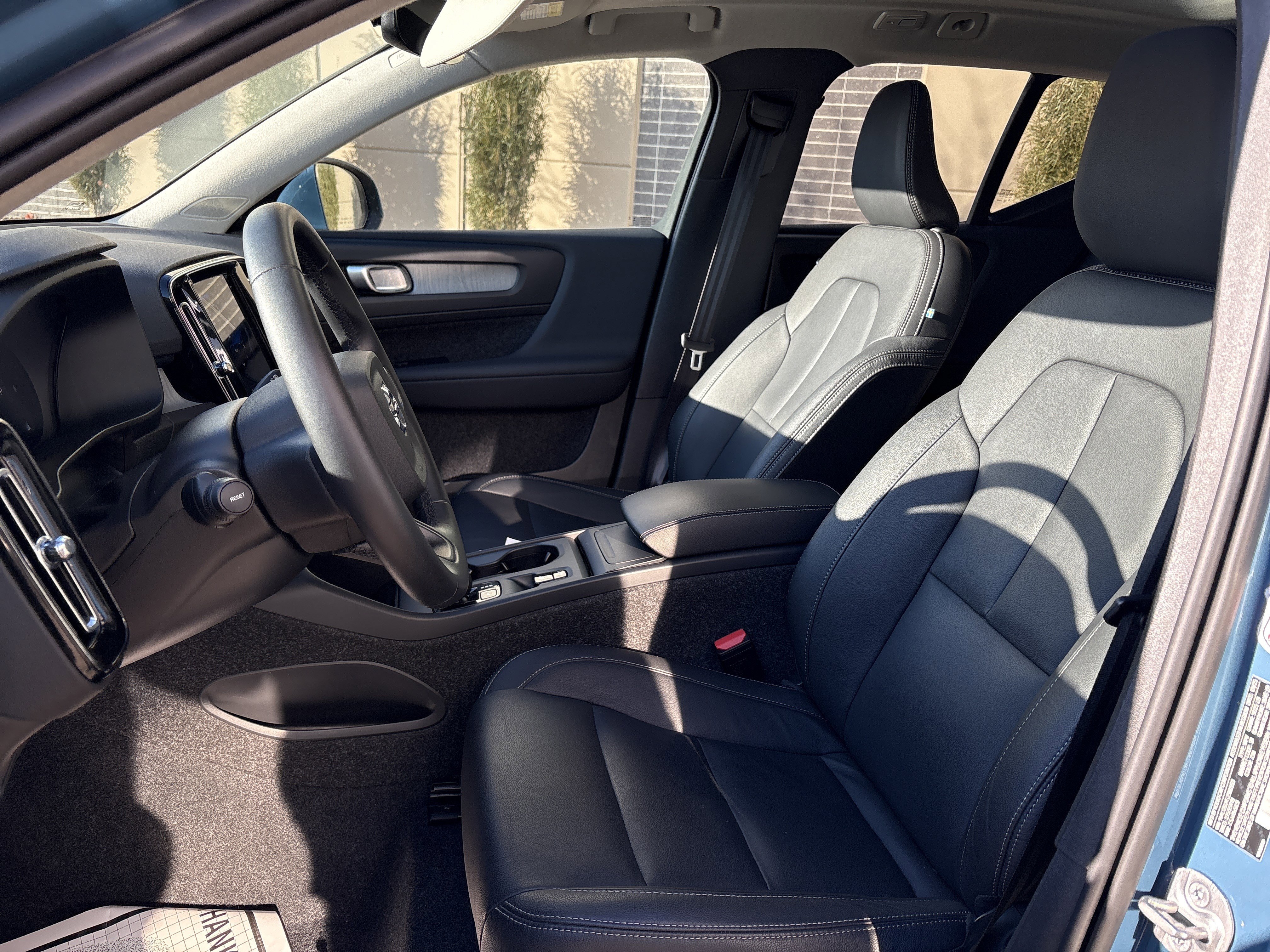 Used 2025 Volvo XC40 B5 Core image 16