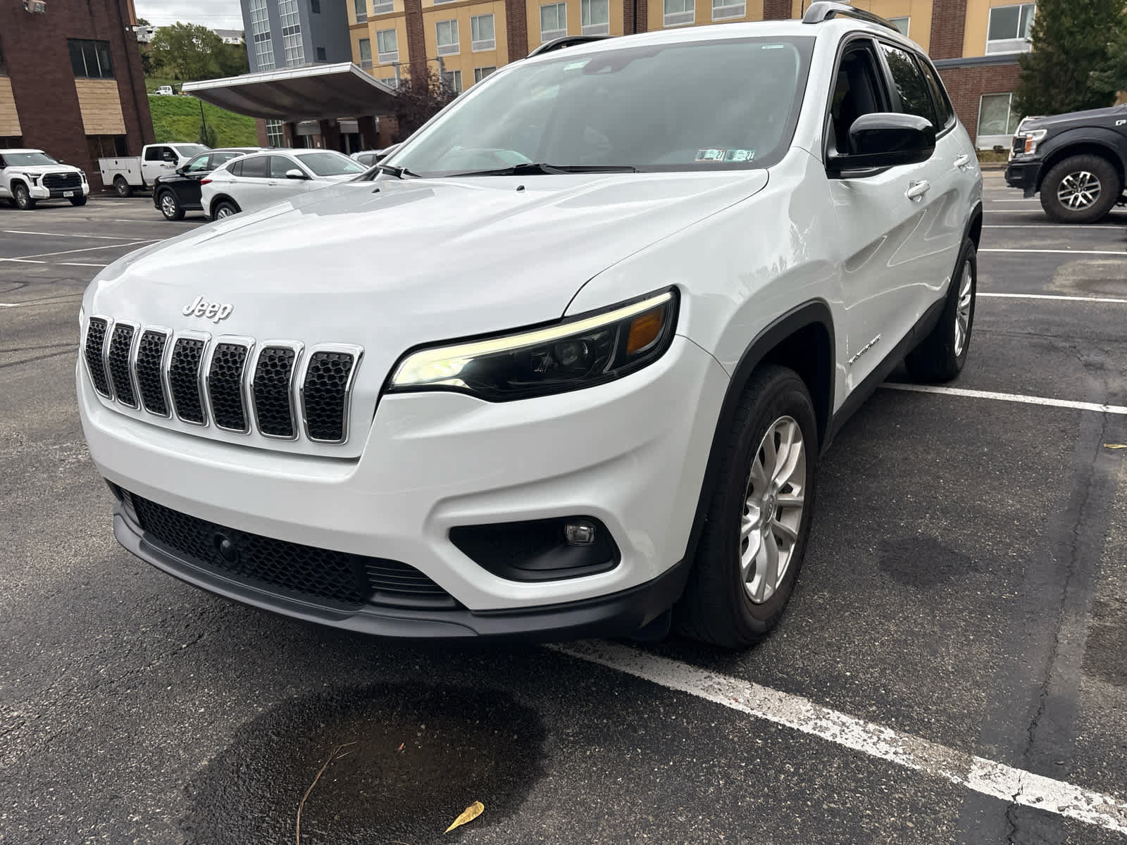 Used 2022 Jeep Cherokee Latitude Lux w/ Sun & Sound Group AWD/4WD image 2