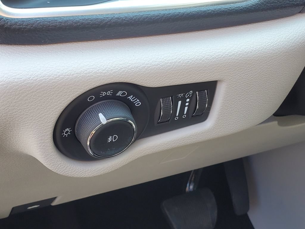 Used 2024 Chrysler Pacifica Limited FWD image 10
