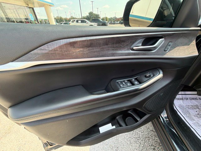 Used 2023 Jeep Grand Cherokee Limited AWD/4WD image 37