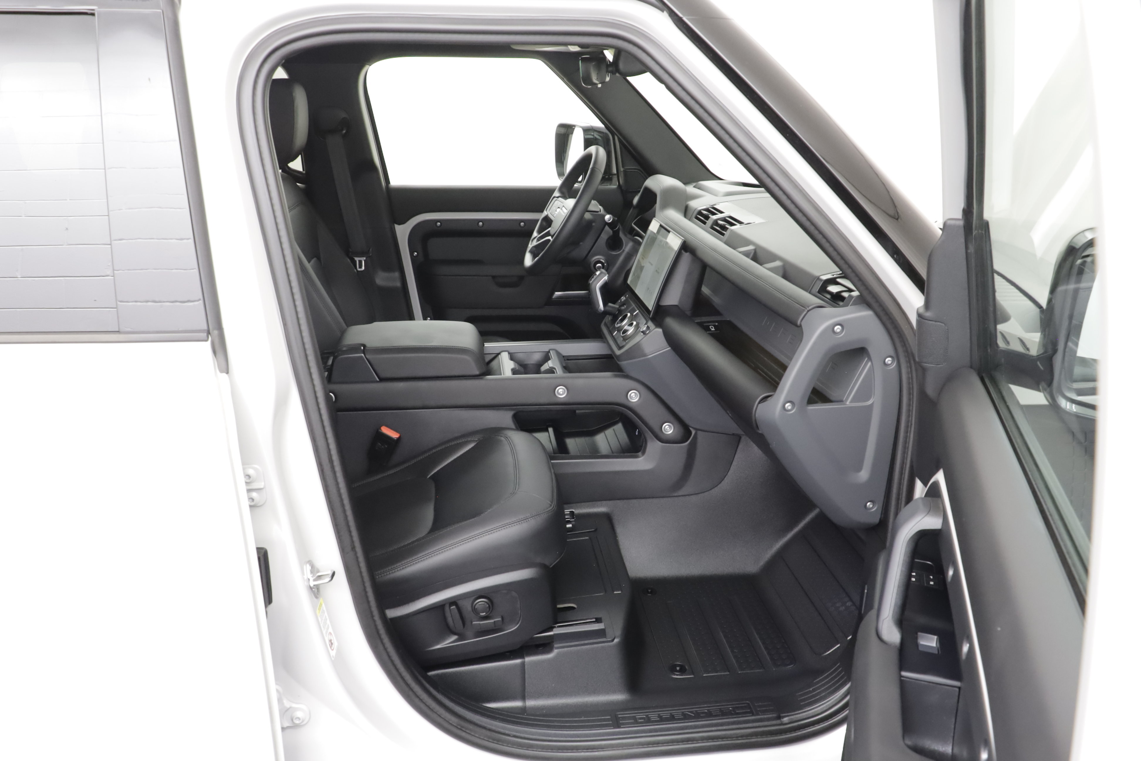 Certified 2026 Land Rover Defender 110 X-Dynamic SE AWD/4WD image 24