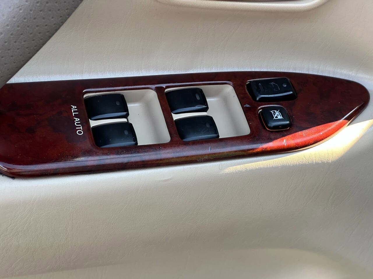 Used 2004 Toyota Land Cruiser image 11