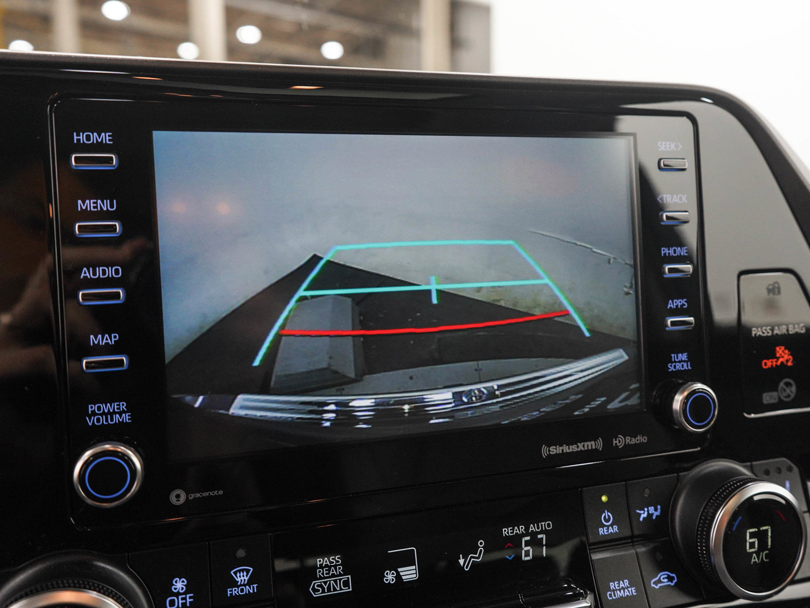 Used 2020 Toyota Highlander XLE AWD/4WD image 29