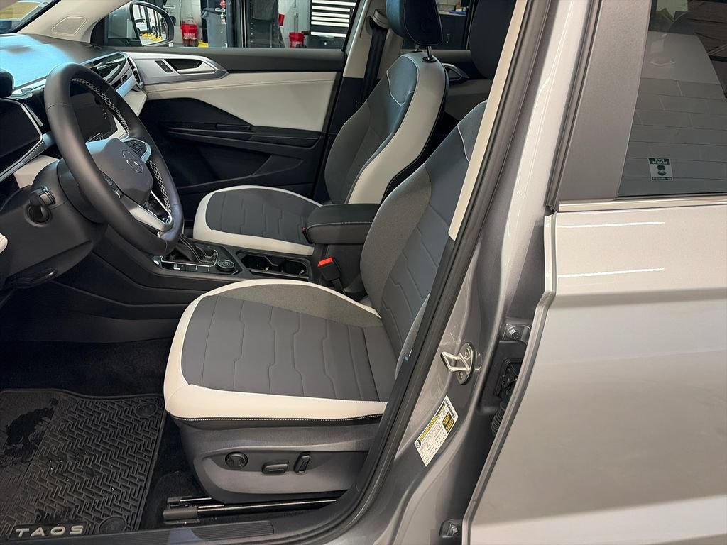 Certified 2025 Volkswagen Taos SE w/ Panoramic Sunroof Package AWD/4WD image 10