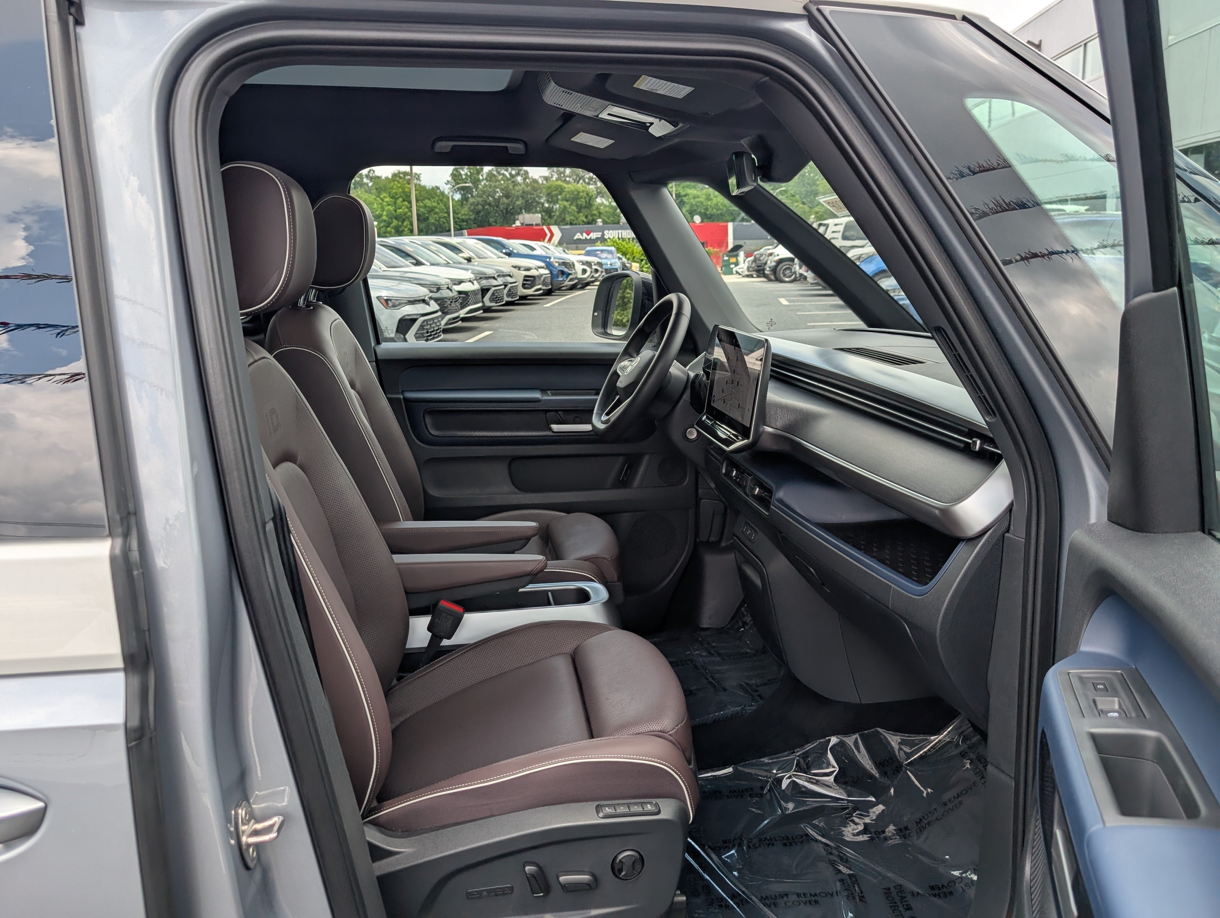 Used 2025 Volkswagen ID. Buzz Pro S Plus w/ Cupholders Package RWD image 10