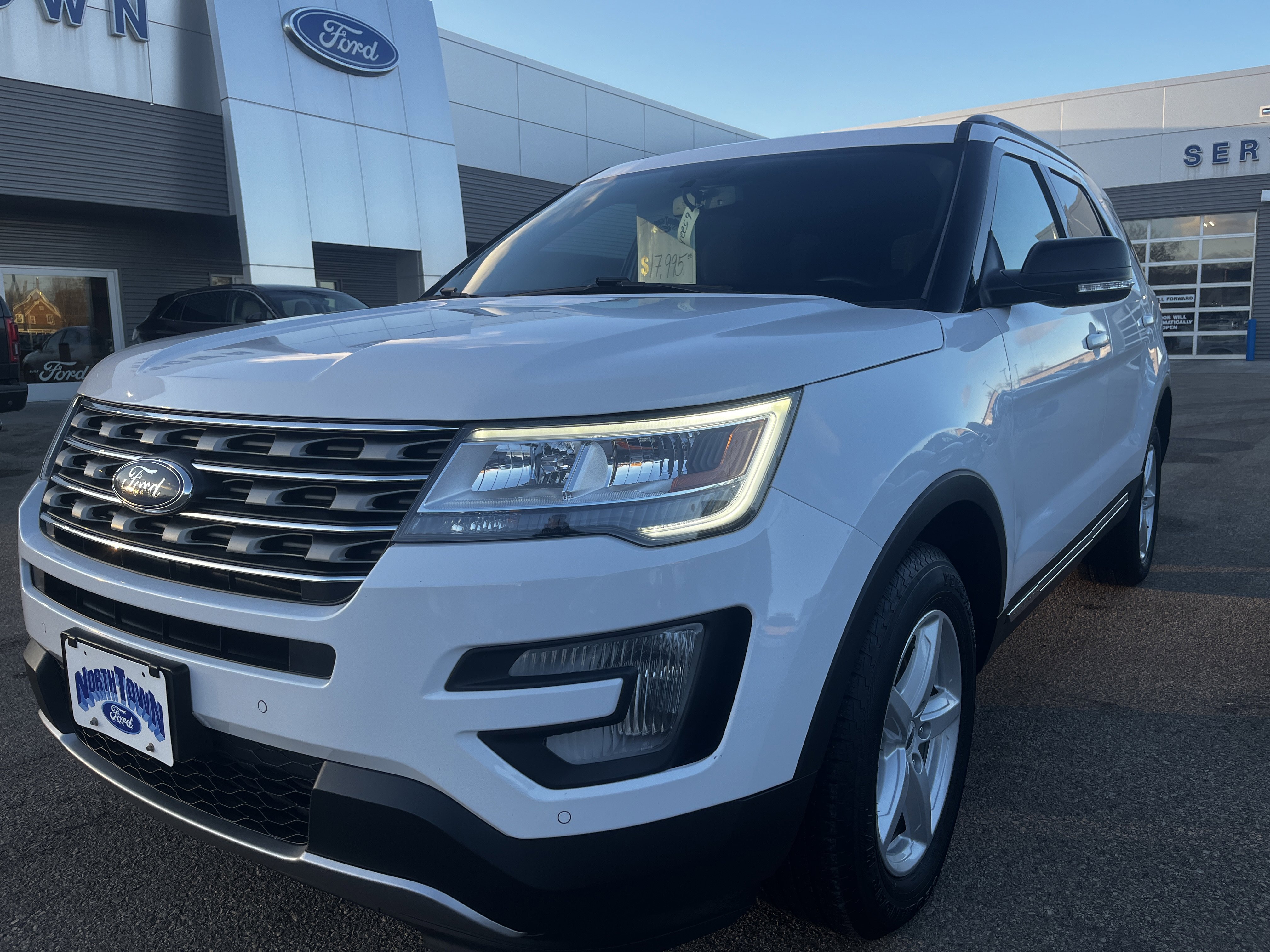 Used 2017 Ford Explorer XLT w/ Equipment Group 201A AWD/4WD image 2
