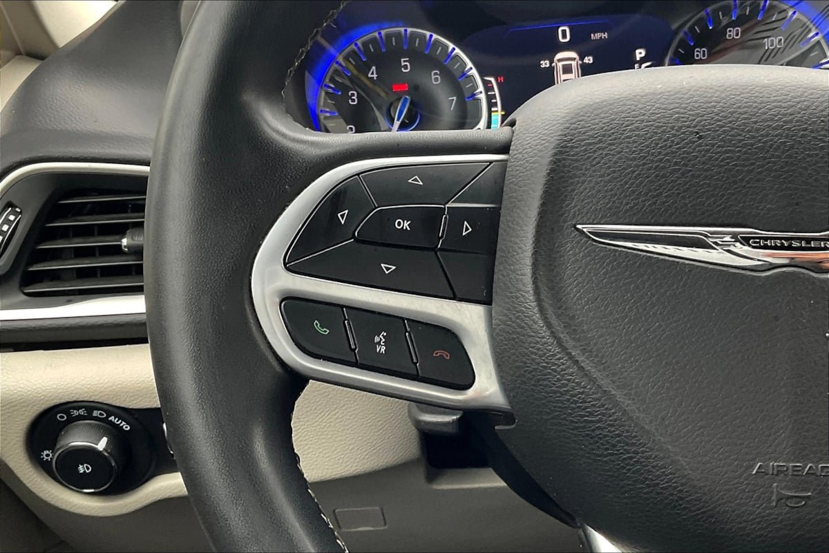 Used 2022 Chrysler Pacifica Touring-L FWD image 18