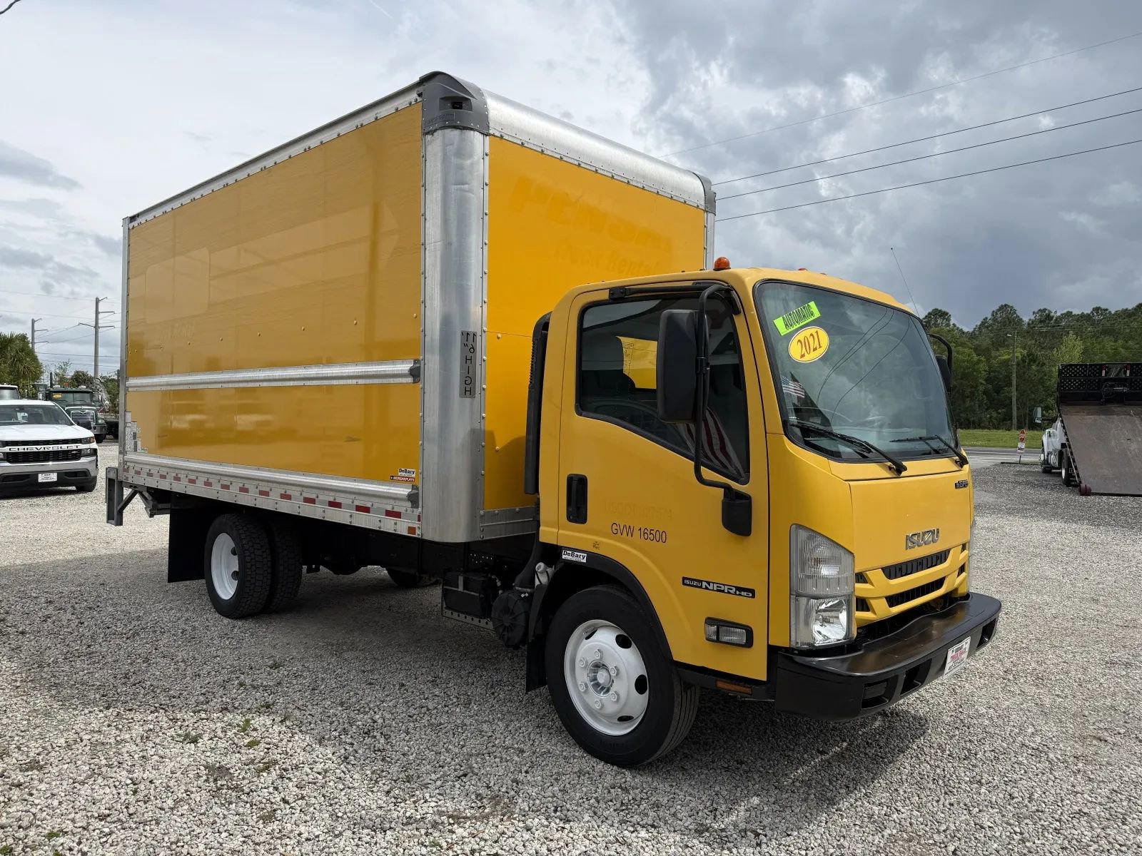 Used 2021 Isuzu NPR image 3
