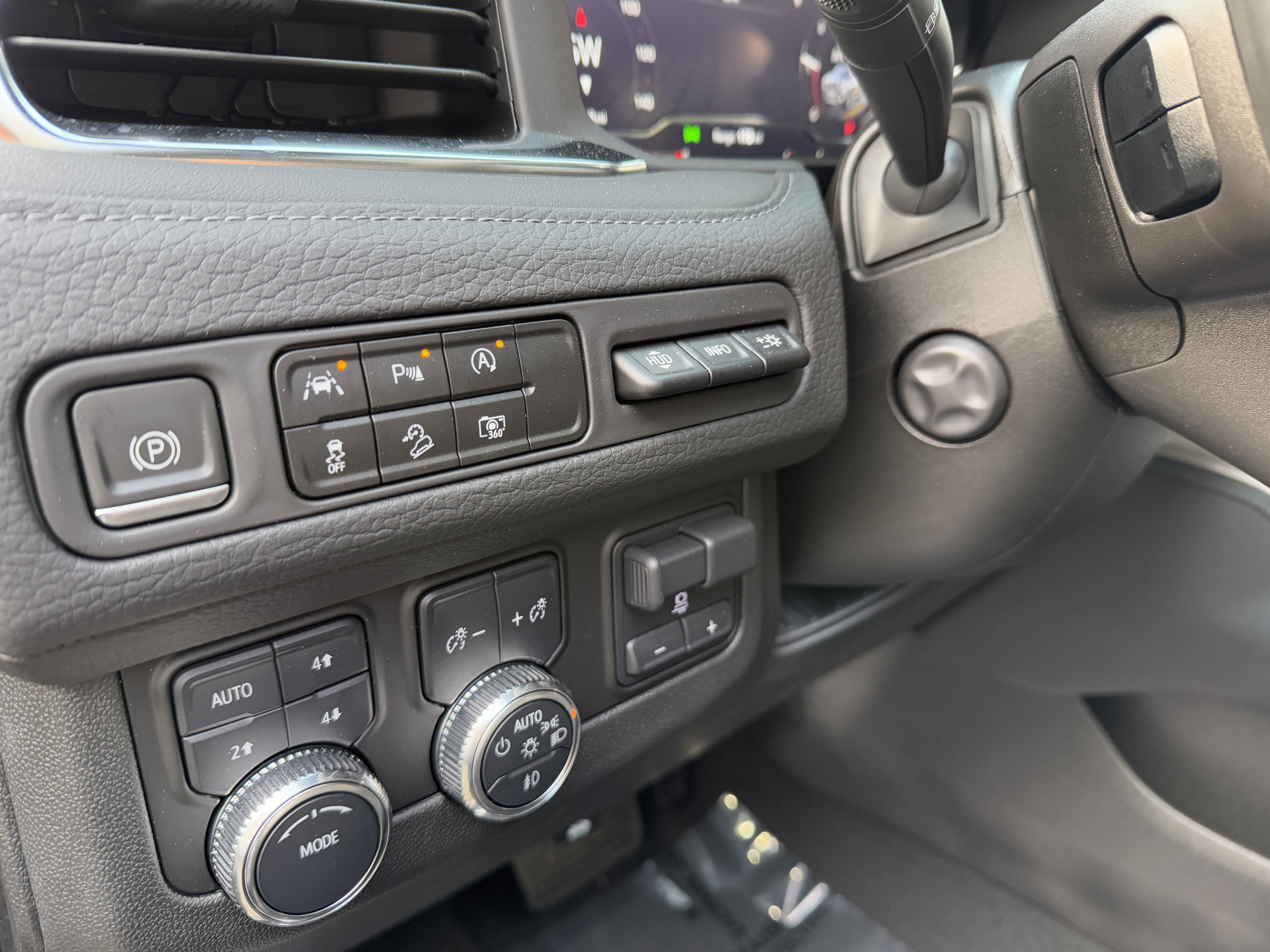 Used 2023 GMC Yukon XL Denali image 10