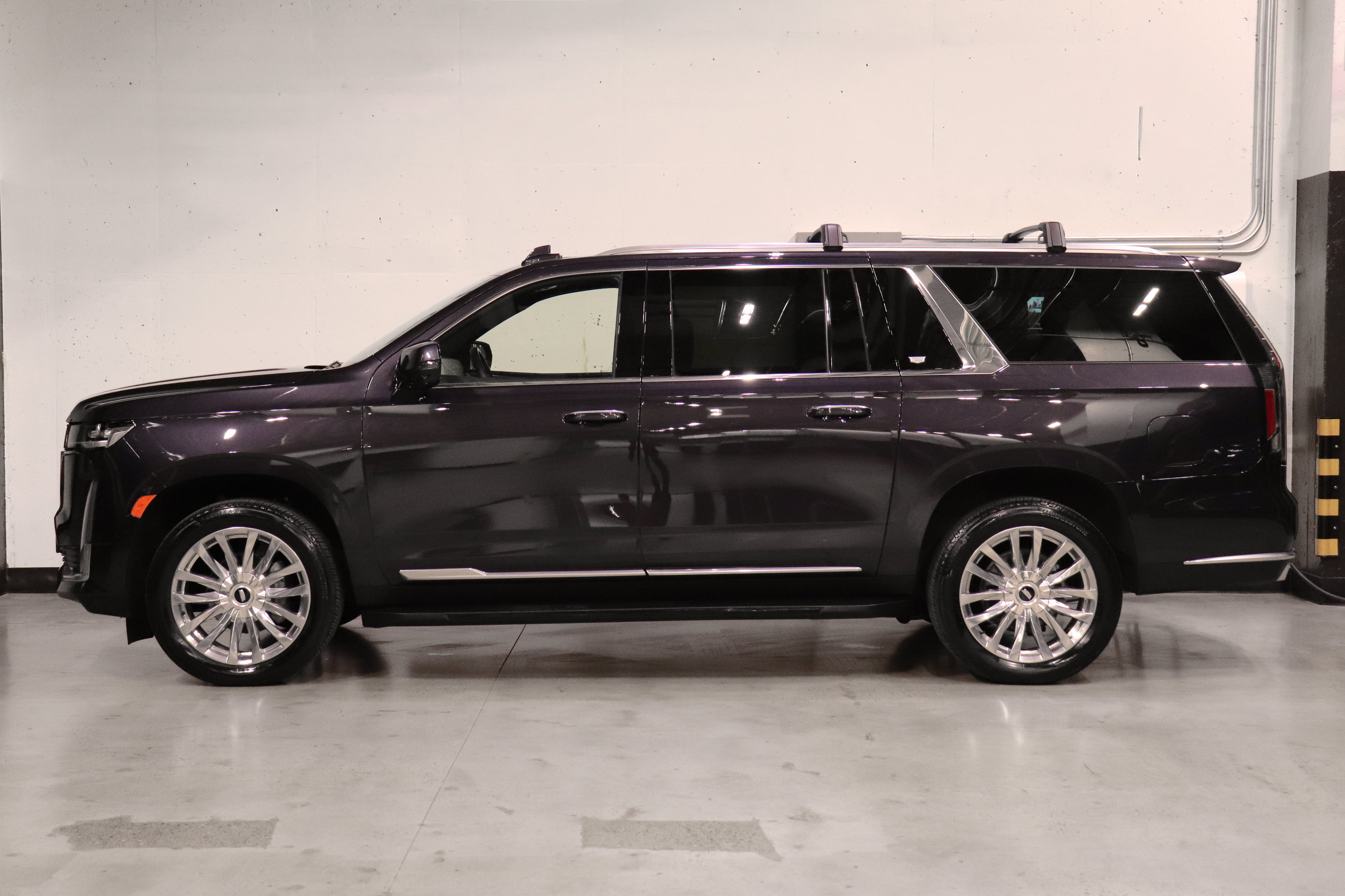 Used 2023 Cadillac Escalade ESV Premium Luxury AWD/4WD image 2
