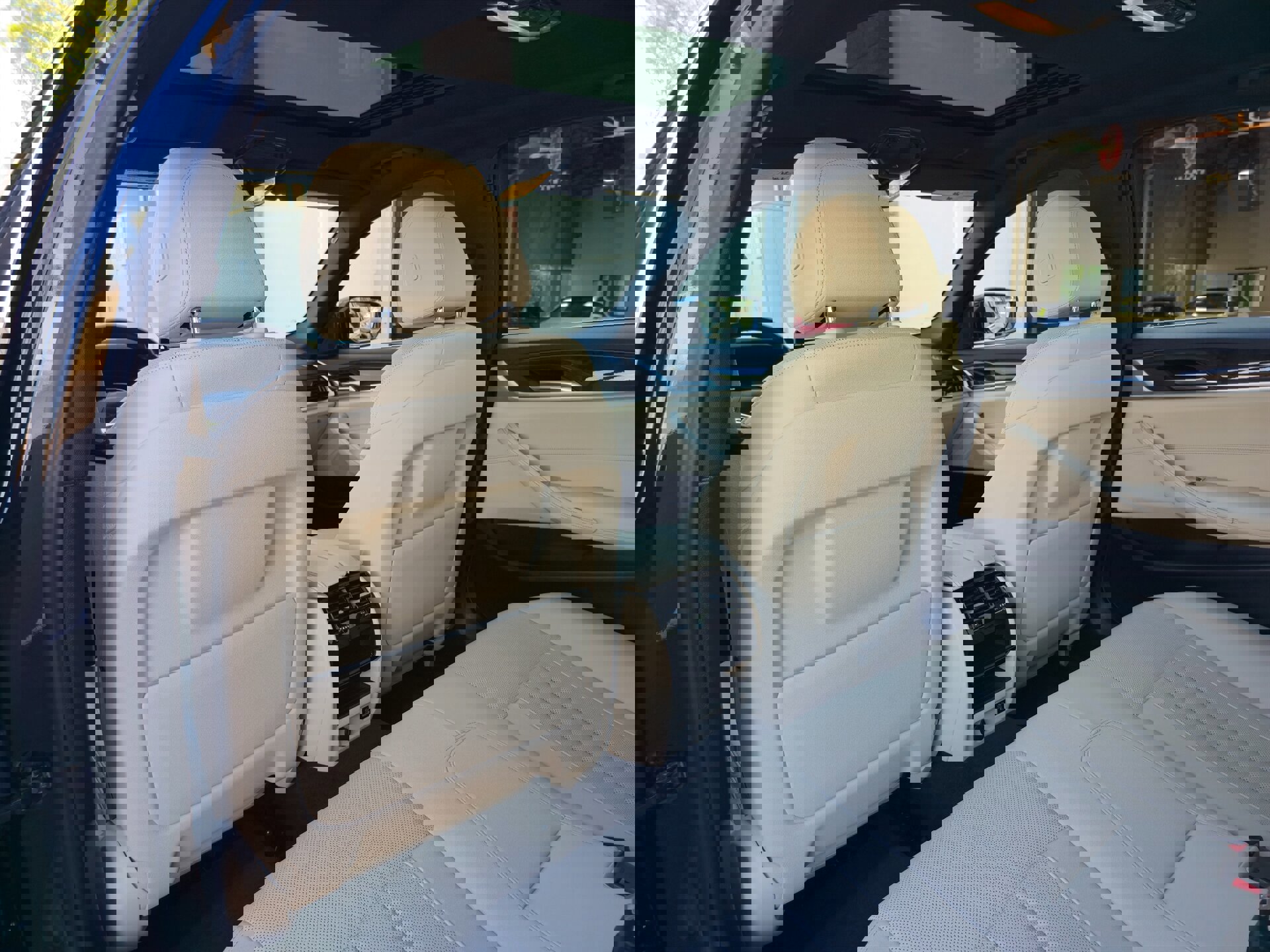 Used 2021 BMW 530e w/ Parking Assistance Package image 32