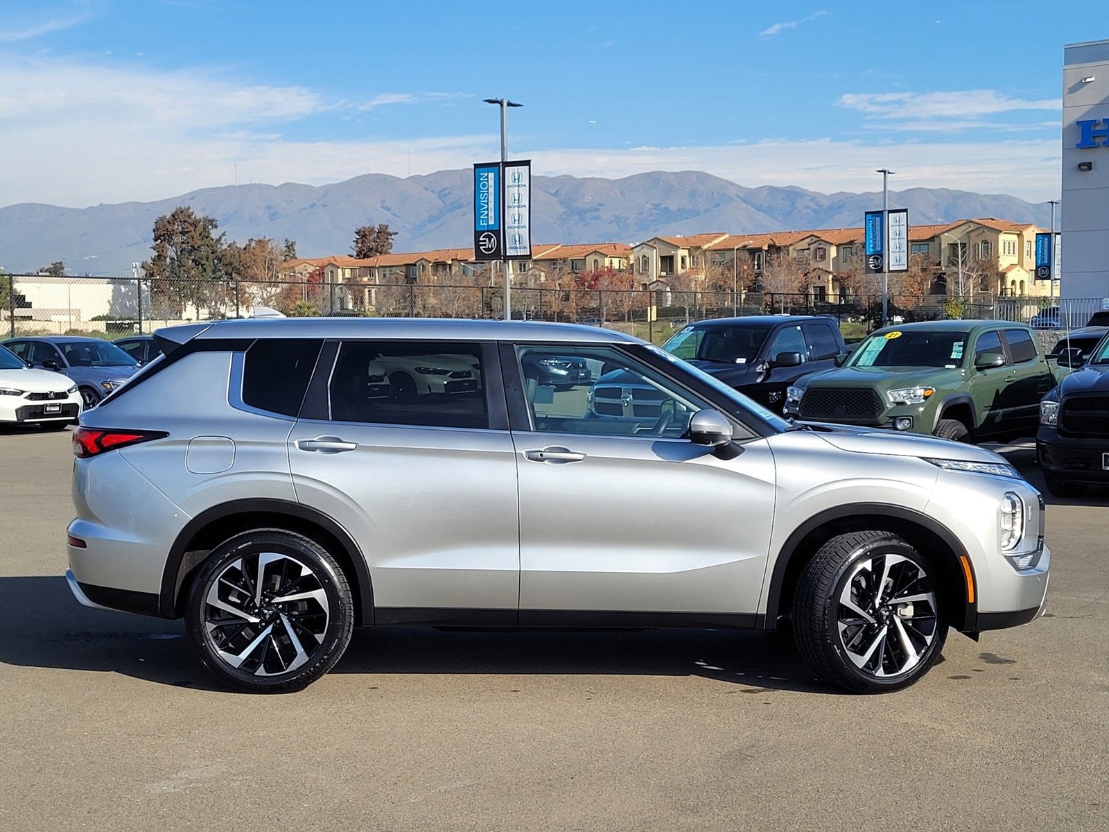 Used 2024 Mitsubishi Outlander SE image 4