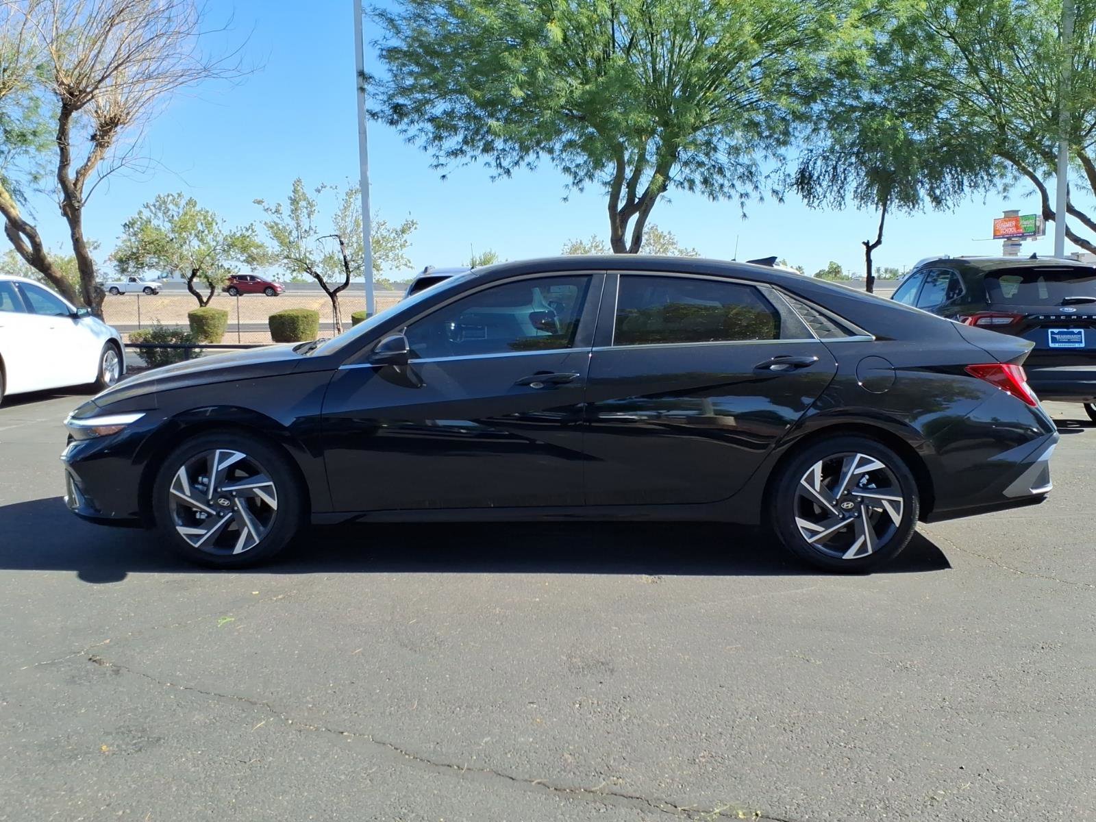 Certified 2025 Hyundai Elantra Limited FWD image 2